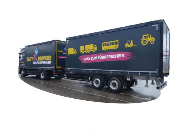 LKW-Zug mit Pritschenaufbau und Plane
