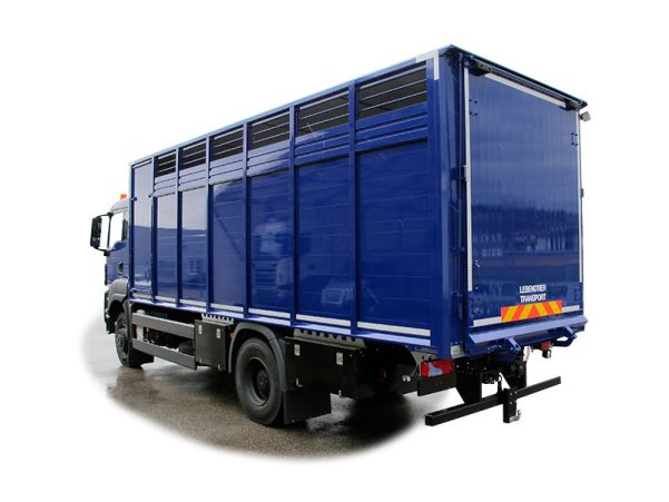 Pferdetransporter mit hydraulischer Rückwand und Türe seitlich
