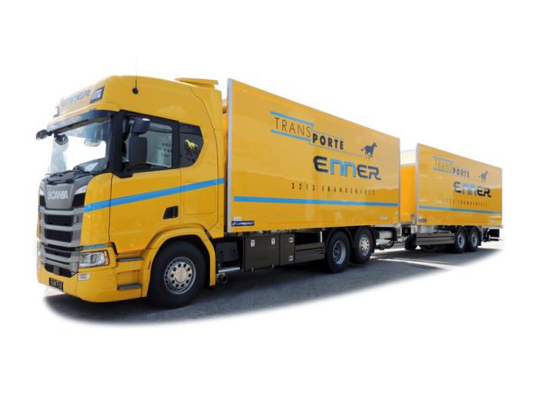 LKW-Zug mit Kühlkoffer und Ladebordwand