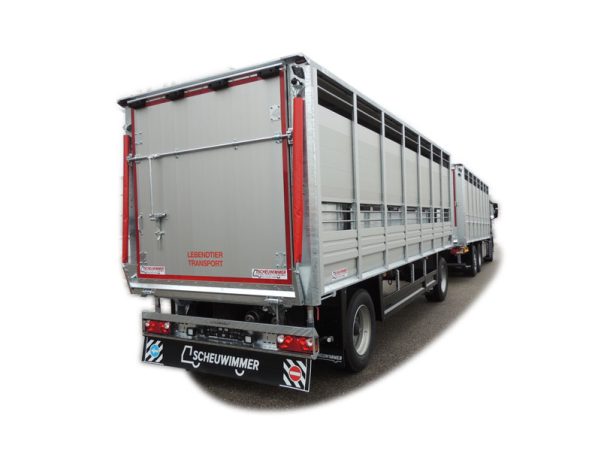 LKW-Zug mit Viehaufbau und hydraulischer Rückwand