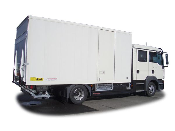 Kofferaufbau mit Ladebordwand und Türe seitlich