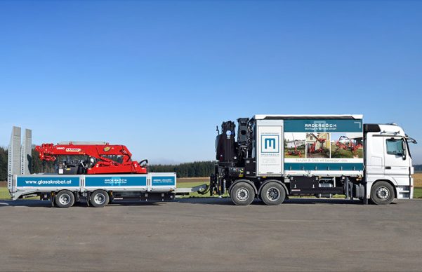 LKW-Zug mit Pritschenaufbau, Plane und Ladekran