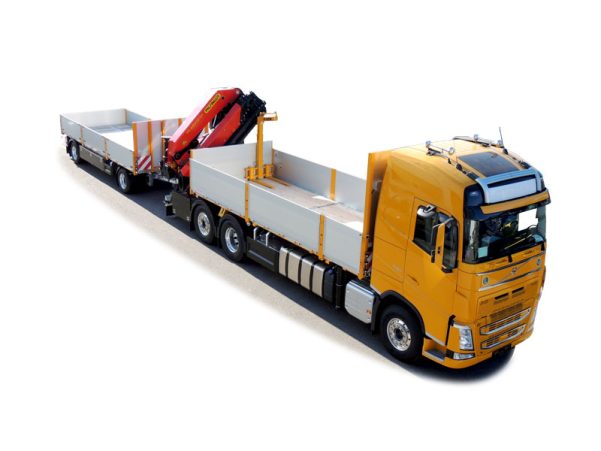 LKW-Zug mit Pritschenaufbau und Ladekran