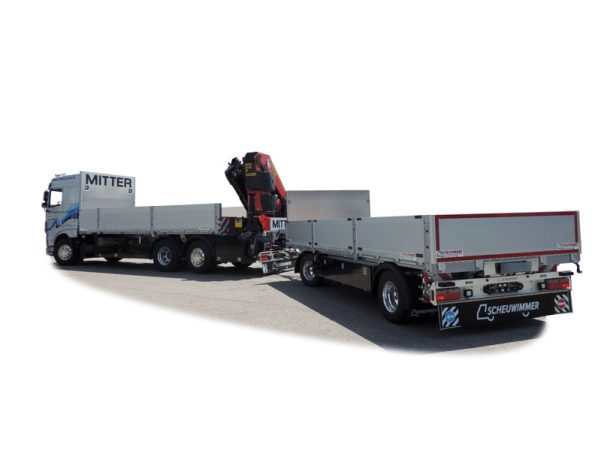 LKW-Zug mit Pritschenaufbau und Ladekran