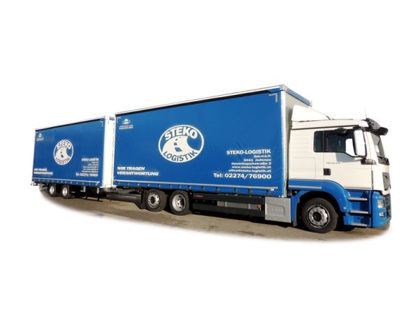 LKW-Zug mit Pritschenaufbau und Plane