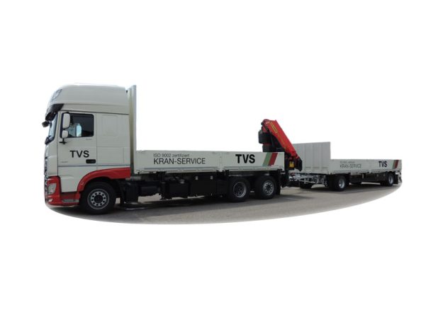 LKW-Zug mit Pritschenaufbau und Ladekran
