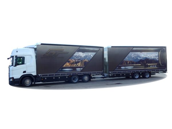 LKW-Zug mit Pritschenaufbau und Plane