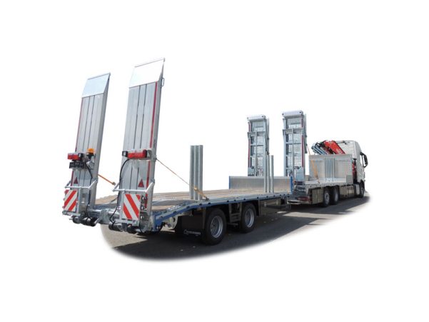 LKW-Zug mit Pritschenaufbau, hydraulische Rampen und Ladekran