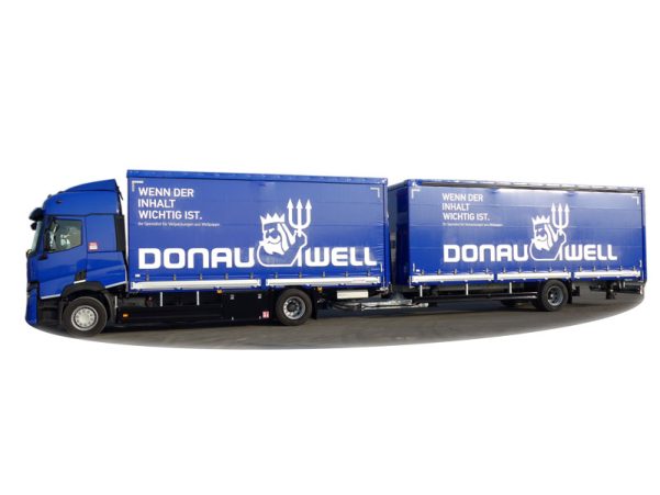 LKW-Zug mit Pritschenaufbau und Plane
