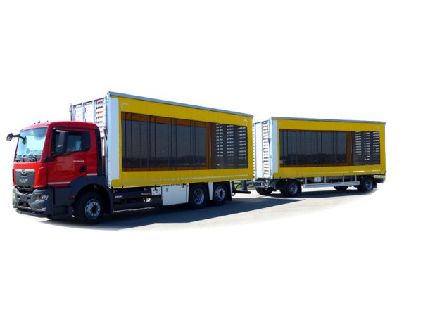LKW- Zug mit Aufbau für Geflügeltransport